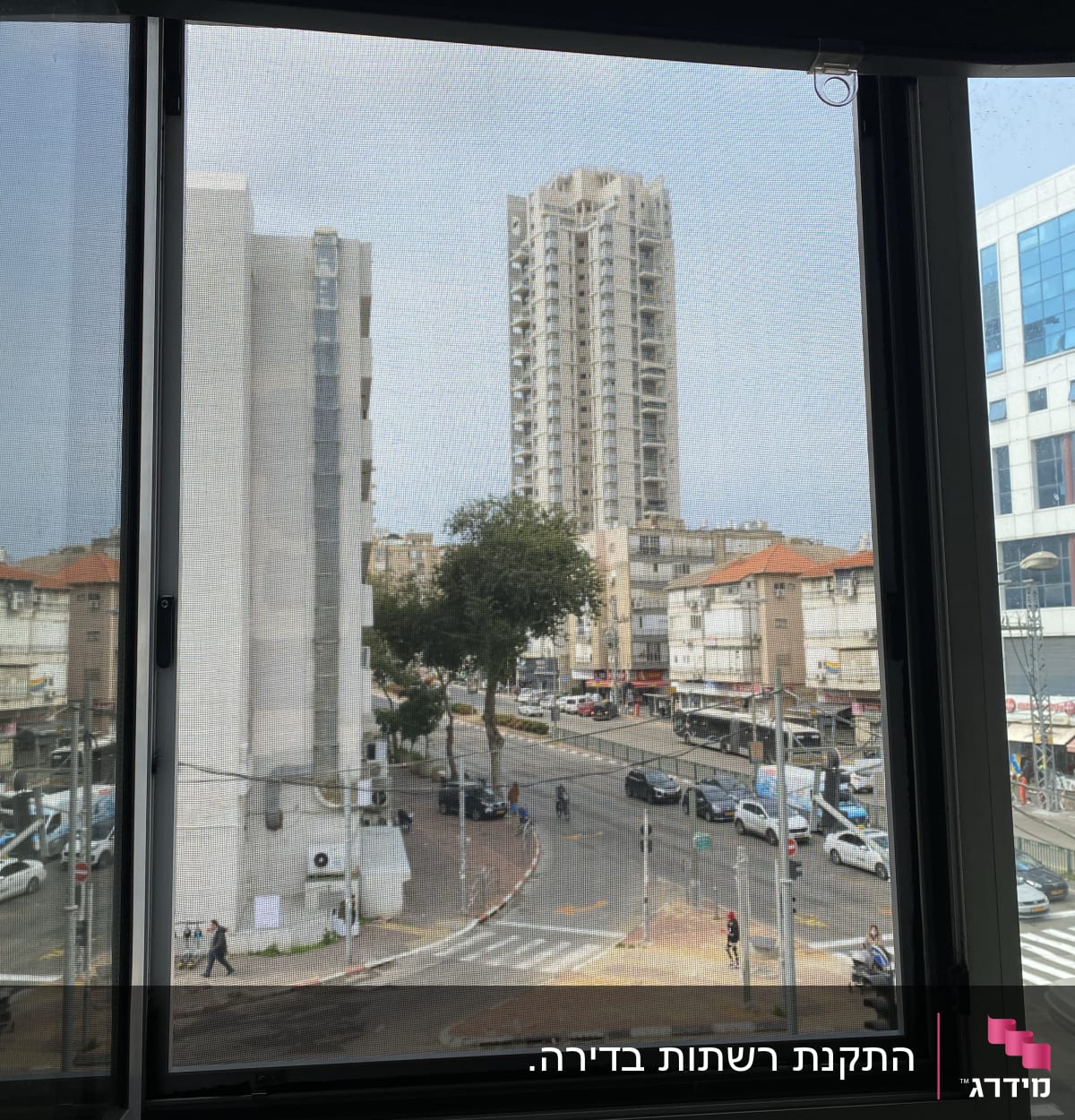 חלון אלומיניום פתוח עם רשת נגד יתושים